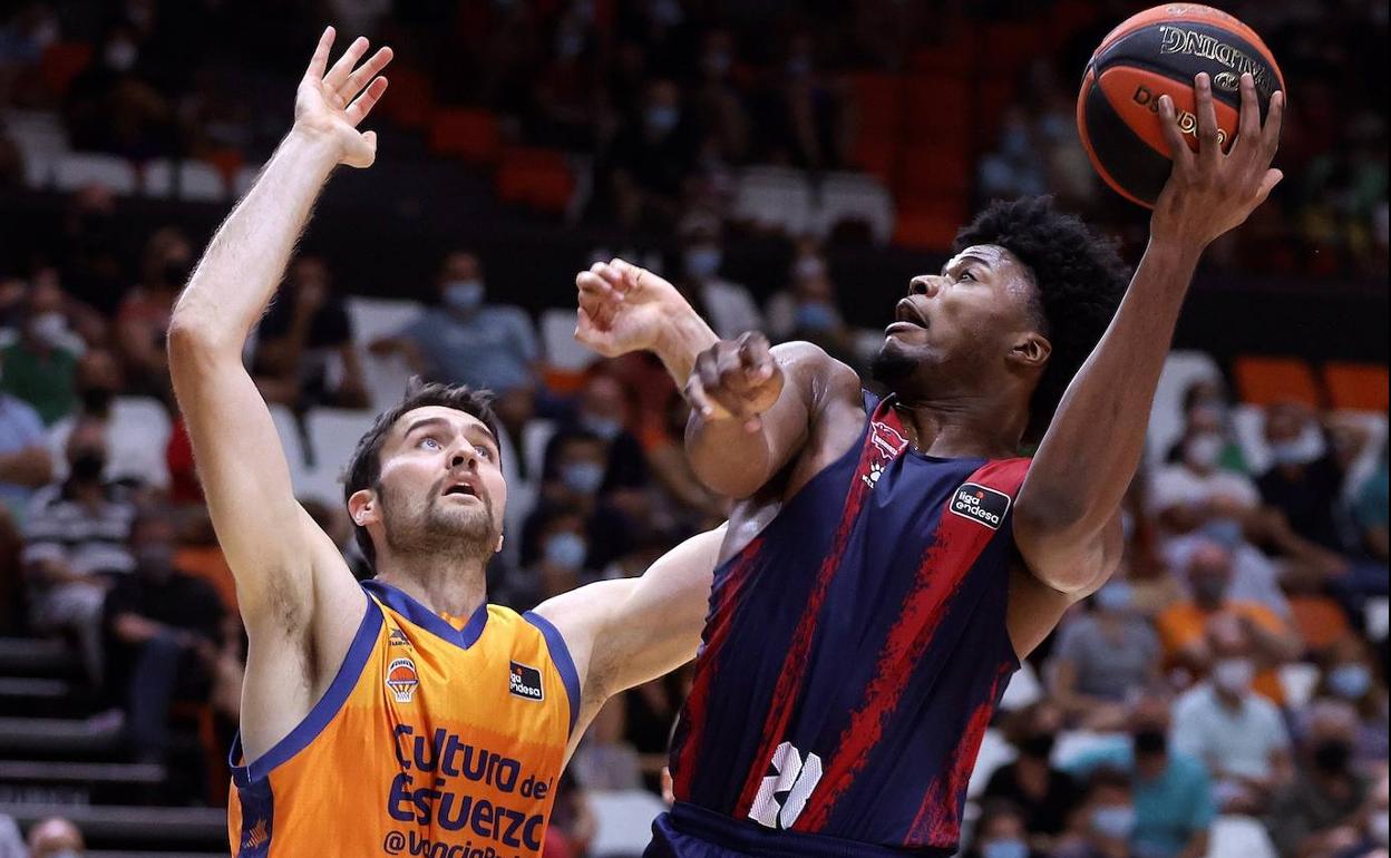 Mike Tobey durante una acción defensiva ante el Baskonia