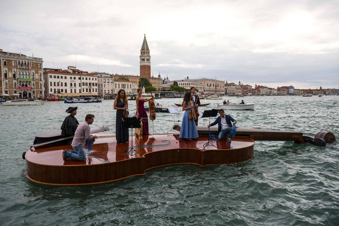 Fotos: Un violín en aguas de Venecia