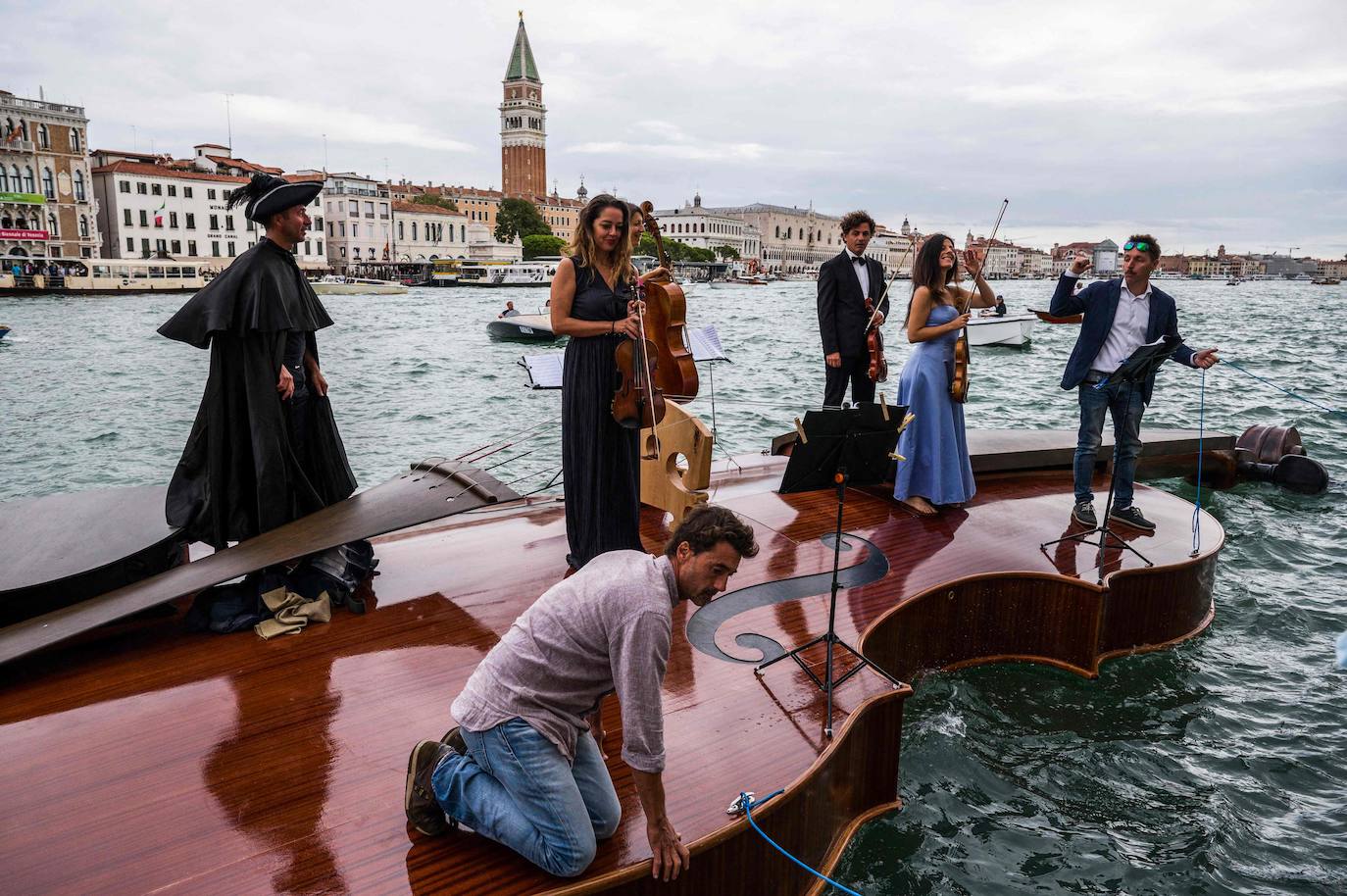 Fotos: Un violín en aguas de Venecia