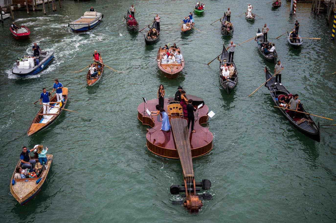 Fotos: Un violín en aguas de Venecia