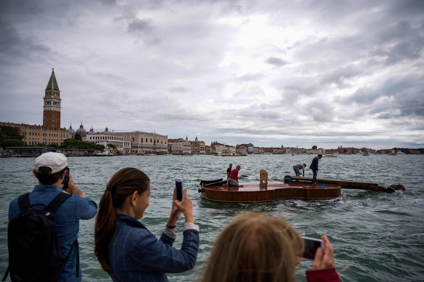 Fotos: Un violín en aguas de Venecia
