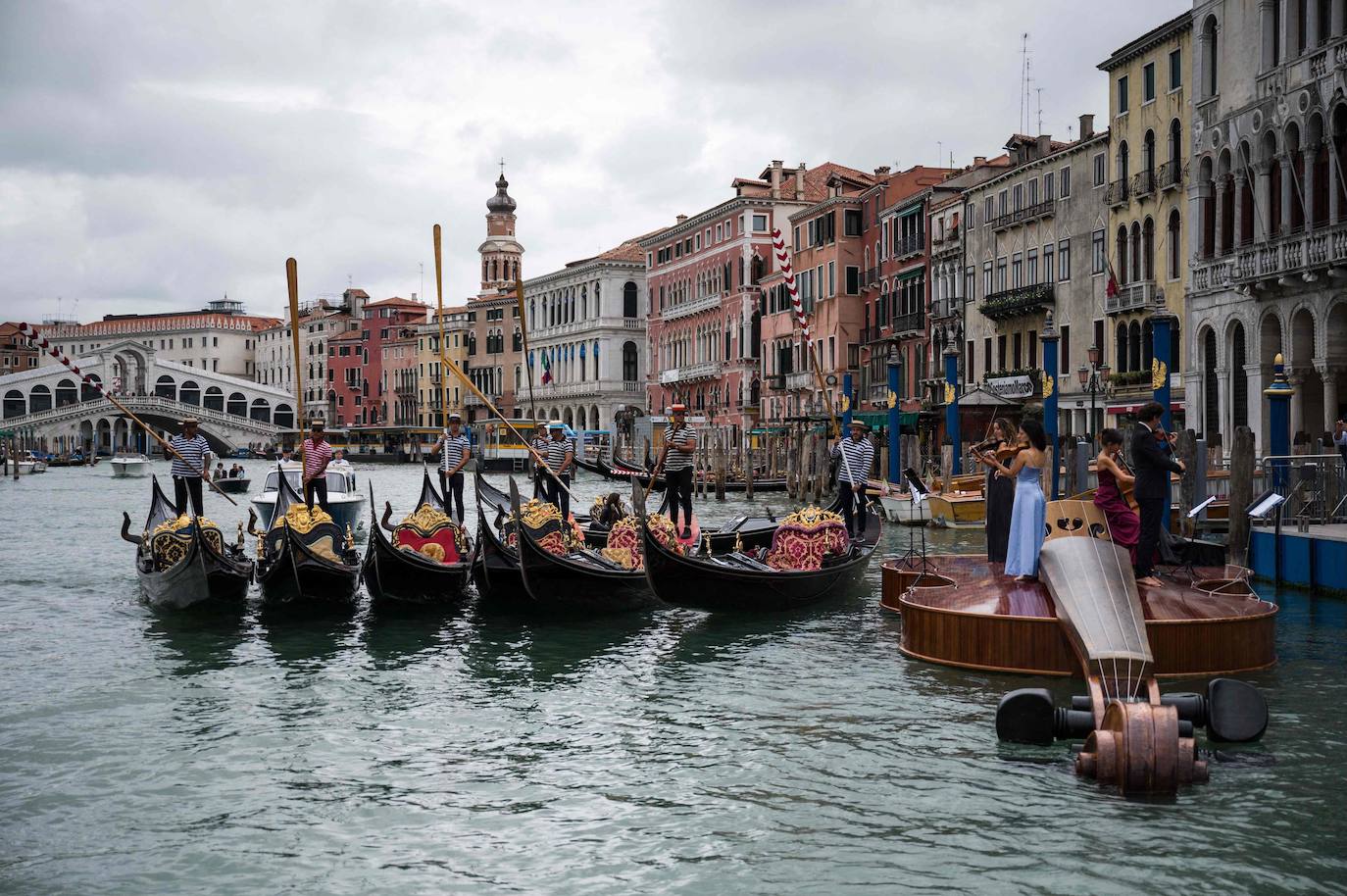Fotos: Un violín en aguas de Venecia
