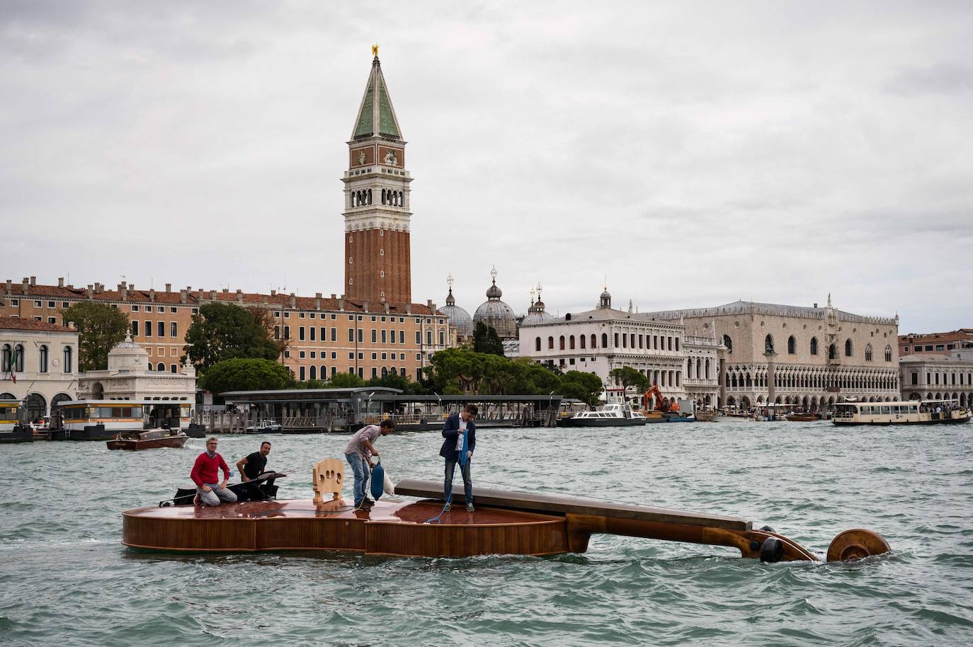 Fotos: Un violín en aguas de Venecia