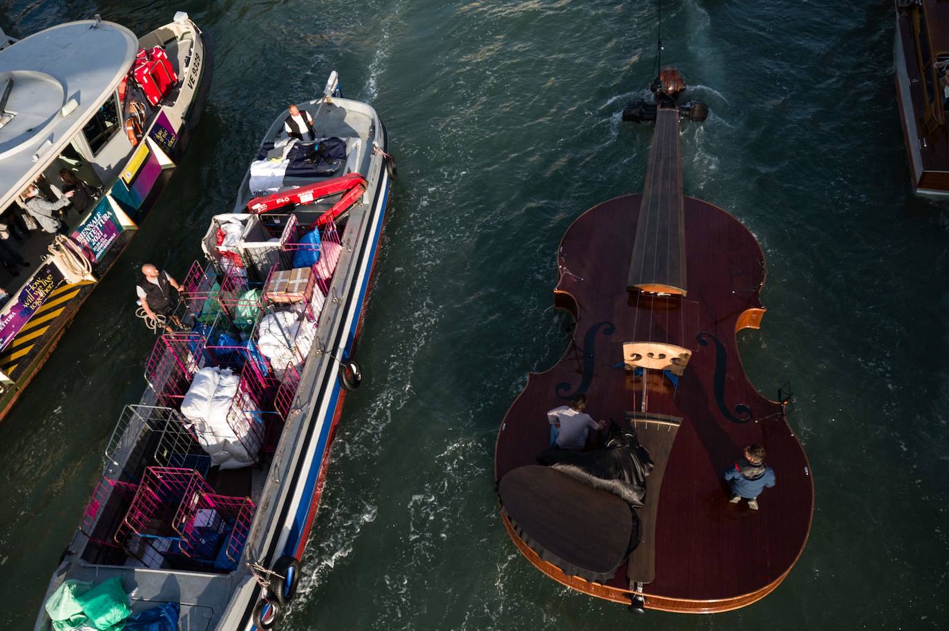 Fotos: Un violín en aguas de Venecia
