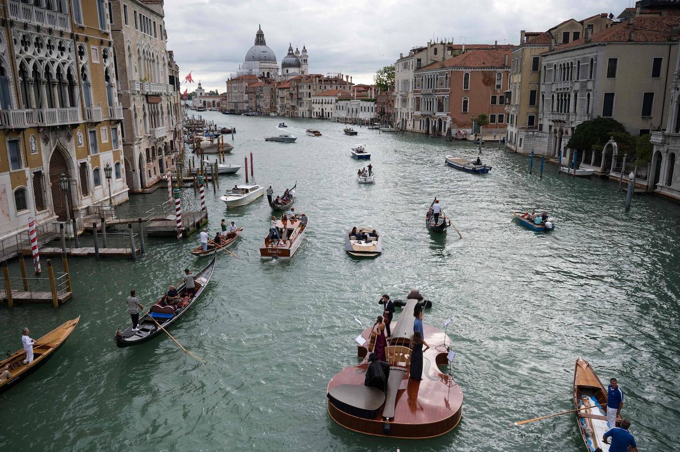 Fotos: Un violín en aguas de Venecia