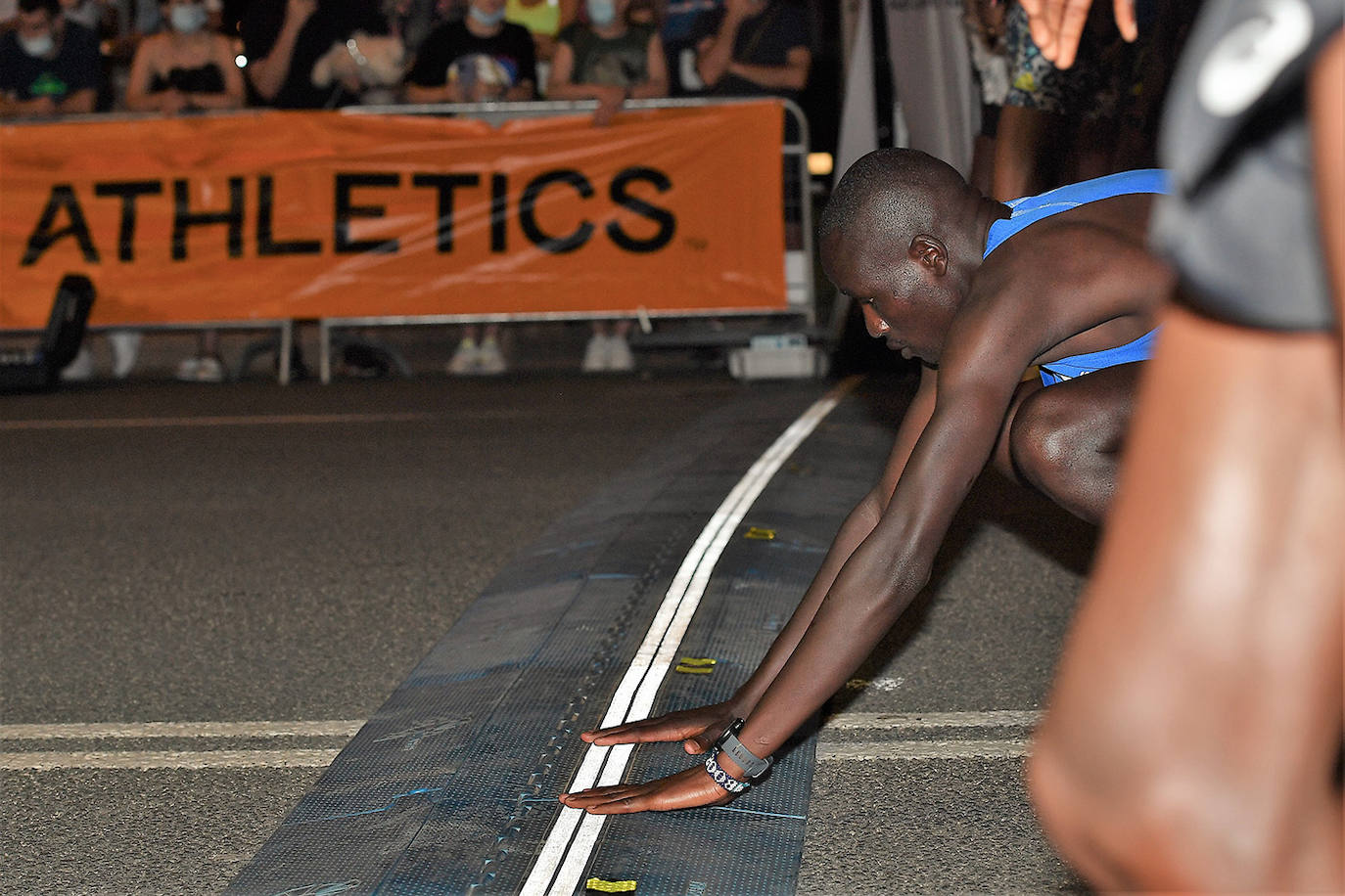 La carrera 15K Nocturna València Banco Mediolanum recorrió este sábado por la noche las calles de la ciudad. La prueba ha contado con cerca de 6.000 participantes y medidas de seguridad sanitarias, se ha celebrado finalmente tras dos años de parón por la pandemia. El keniata Emmanuel Moi Maru ha logrado la mejor marca de la carrera siendo el primer clasificado en categoría masculina con un tiempo de 42:14, mejor marca mundial del año.