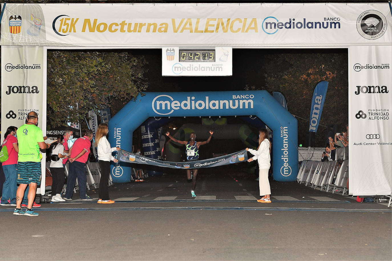 La carrera 15K Nocturna València Banco Mediolanum recorrió este sábado por la noche las calles de la ciudad. La prueba ha contado con cerca de 6.000 participantes y medidas de seguridad sanitarias, se ha celebrado finalmente tras dos años de parón por la pandemia. El keniata Emmanuel Moi Maru ha logrado la mejor marca de la carrera siendo el primer clasificado en categoría masculina con un tiempo de 42:14, mejor marca mundial del año.