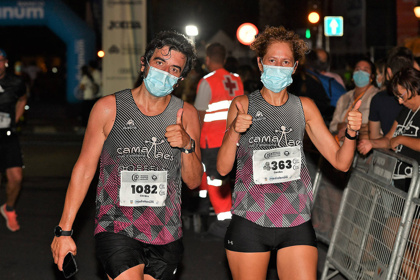 La carrera 15K Nocturna València Banco Mediolanum recorrió este sábado por la noche las calles de la ciudad. La prueba ha contado con cerca de 6.000 participantes y medidas de seguridad sanitarias, se ha celebrado finalmente tras dos años de parón por la pandemia. El keniata Emmanuel Moi Maru ha logrado la mejor marca de la carrera siendo el primer clasificado en categoría masculina con un tiempo de 42:14, mejor marca mundial del año.