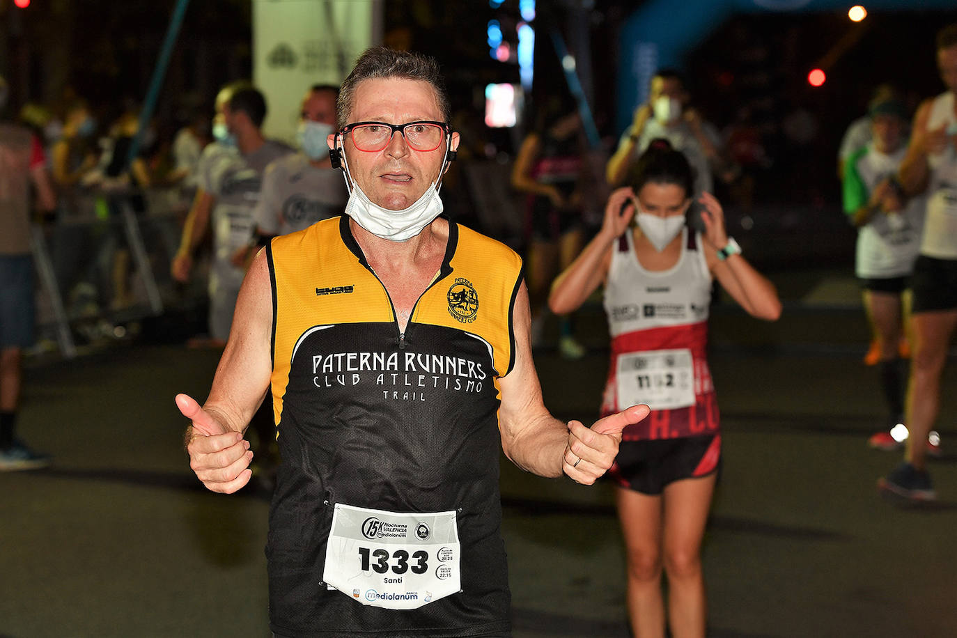 La carrera 15K Nocturna València Banco Mediolanum recorrió este sábado por la noche las calles de la ciudad. La prueba ha contado con cerca de 6.000 participantes y medidas de seguridad sanitarias, se ha celebrado finalmente tras dos años de parón por la pandemia. El keniata Emmanuel Moi Maru ha logrado la mejor marca de la carrera siendo el primer clasificado en categoría masculina con un tiempo de 42:14, mejor marca mundial del año.