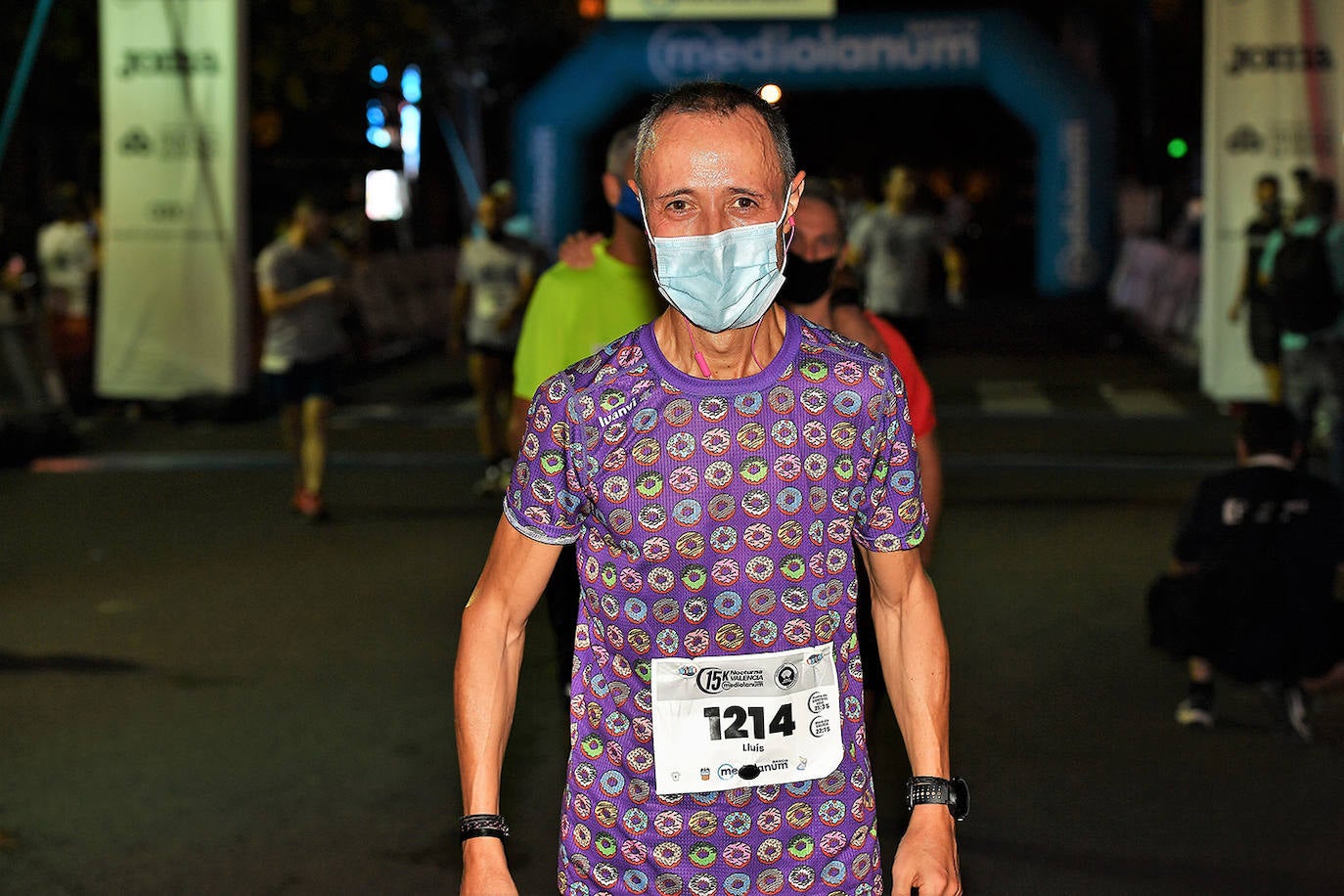 La carrera 15K Nocturna València Banco Mediolanum recorrió este sábado por la noche las calles de la ciudad. La prueba ha contado con cerca de 6.000 participantes y medidas de seguridad sanitarias, se ha celebrado finalmente tras dos años de parón por la pandemia. El keniata Emmanuel Moi Maru ha logrado la mejor marca de la carrera siendo el primer clasificado en categoría masculina con un tiempo de 42:14, mejor marca mundial del año.