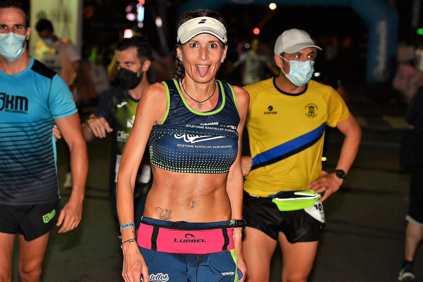 La carrera 15K Nocturna València Banco Mediolanum recorrió este sábado por la noche las calles de la ciudad. La prueba ha contado con cerca de 6.000 participantes y medidas de seguridad sanitarias, se ha celebrado finalmente tras dos años de parón por la pandemia. El keniata Emmanuel Moi Maru ha logrado la mejor marca de la carrera siendo el primer clasificado en categoría masculina con un tiempo de 42:14, mejor marca mundial del año.