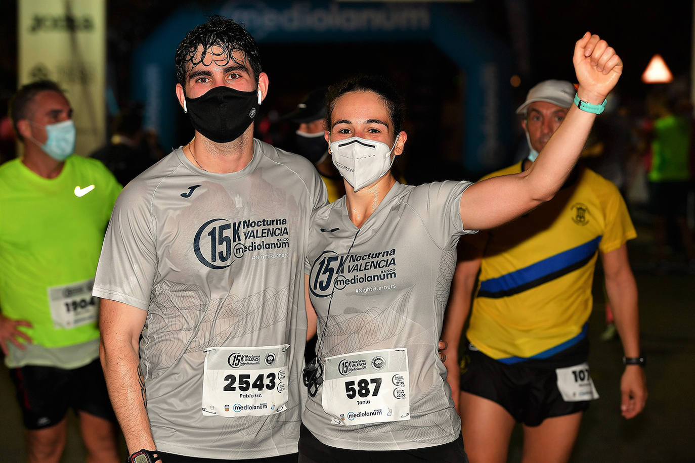 La carrera 15K Nocturna València Banco Mediolanum recorrió este sábado por la noche las calles de la ciudad. La prueba ha contado con cerca de 6.000 participantes y medidas de seguridad sanitarias, se ha celebrado finalmente tras dos años de parón por la pandemia. El keniata Emmanuel Moi Maru ha logrado la mejor marca de la carrera siendo el primer clasificado en categoría masculina con un tiempo de 42:14, mejor marca mundial del año.