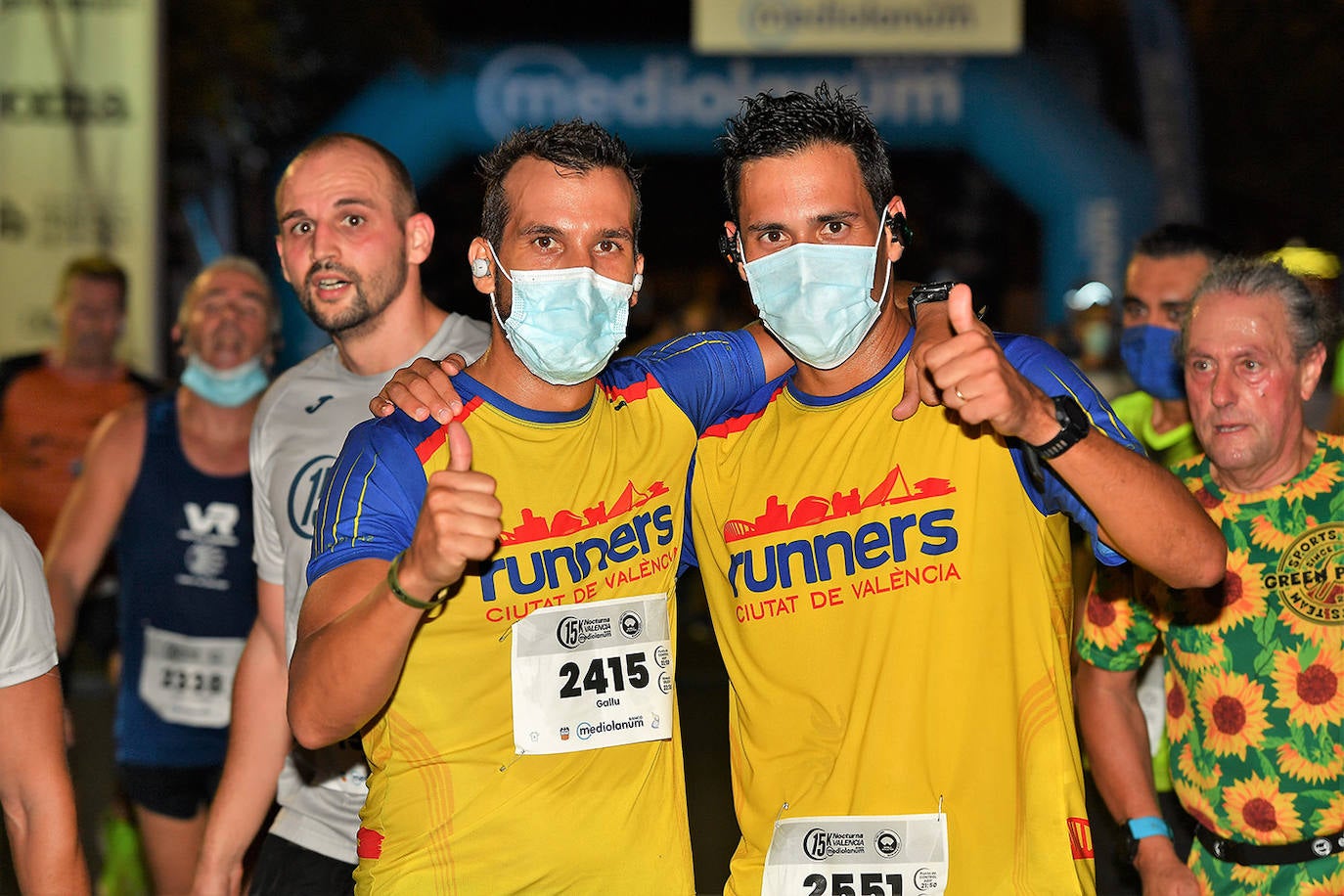 La carrera 15K Nocturna València Banco Mediolanum recorrió este sábado por la noche las calles de la ciudad. La prueba ha contado con cerca de 6.000 participantes y medidas de seguridad sanitarias, se ha celebrado finalmente tras dos años de parón por la pandemia. El keniata Emmanuel Moi Maru ha logrado la mejor marca de la carrera siendo el primer clasificado en categoría masculina con un tiempo de 42:14, mejor marca mundial del año.