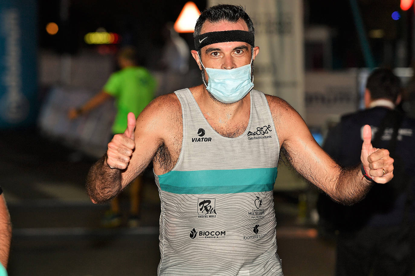 La carrera 15K Nocturna València Banco Mediolanum recorrió este sábado por la noche las calles de la ciudad. La prueba ha contado con cerca de 6.000 participantes y medidas de seguridad sanitarias, se ha celebrado finalmente tras dos años de parón por la pandemia. El keniata Emmanuel Moi Maru ha logrado la mejor marca de la carrera siendo el primer clasificado en categoría masculina con un tiempo de 42:14, mejor marca mundial del año.