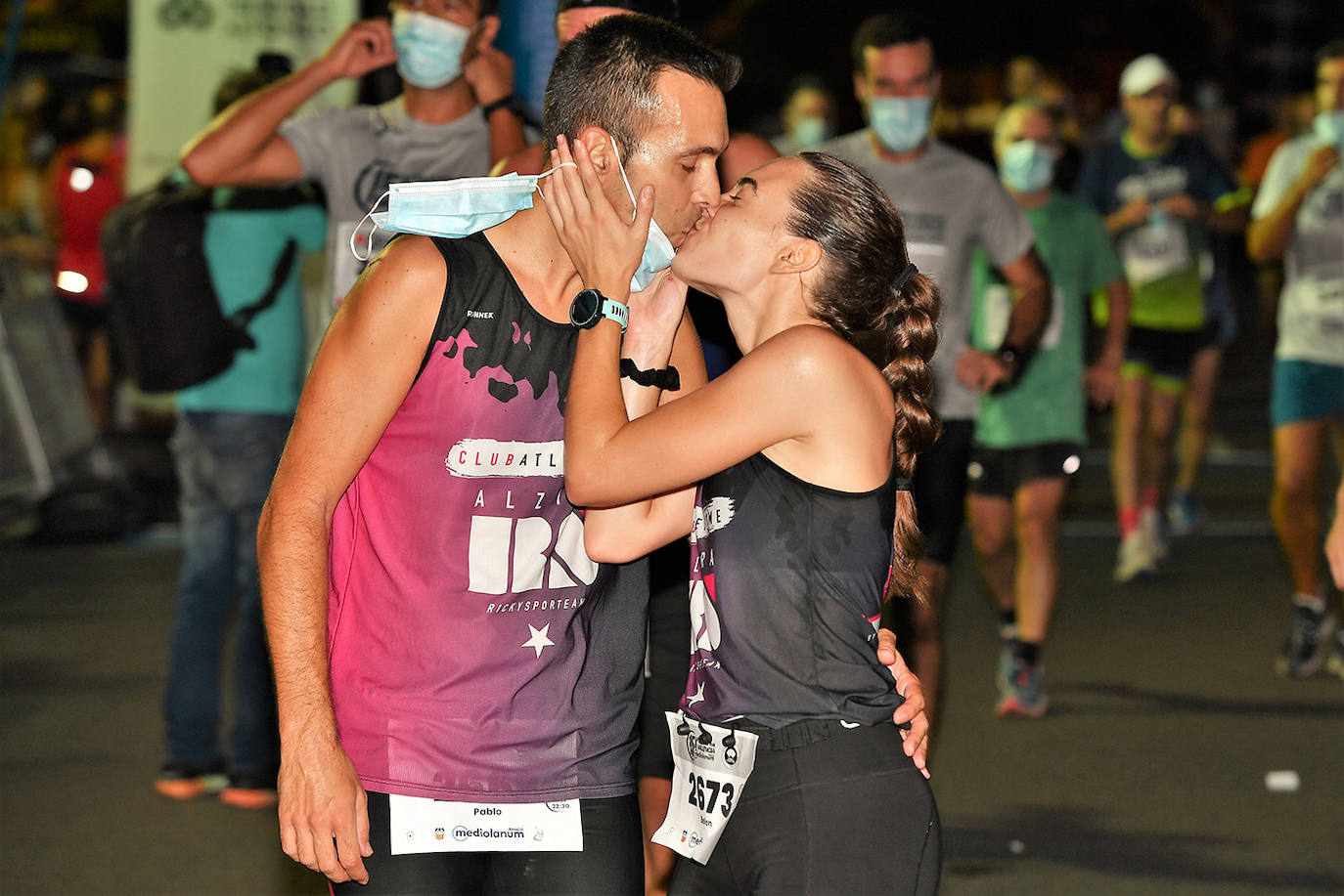 La carrera 15K Nocturna València Banco Mediolanum recorrió este sábado por la noche las calles de la ciudad. La prueba ha contado con cerca de 6.000 participantes y medidas de seguridad sanitarias, se ha celebrado finalmente tras dos años de parón por la pandemia. El keniata Emmanuel Moi Maru ha logrado la mejor marca de la carrera siendo el primer clasificado en categoría masculina con un tiempo de 42:14, mejor marca mundial del año.