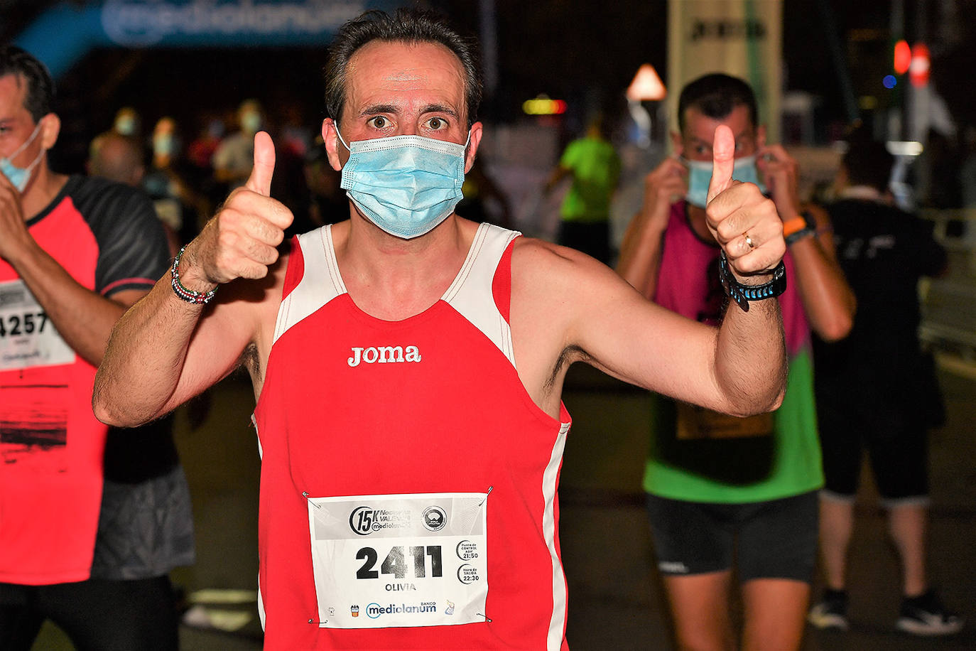 La carrera 15K Nocturna València Banco Mediolanum recorrió este sábado por la noche las calles de la ciudad. La prueba ha contado con cerca de 6.000 participantes y medidas de seguridad sanitarias, se ha celebrado finalmente tras dos años de parón por la pandemia. El keniata Emmanuel Moi Maru ha logrado la mejor marca de la carrera siendo el primer clasificado en categoría masculina con un tiempo de 42:14, mejor marca mundial del año.