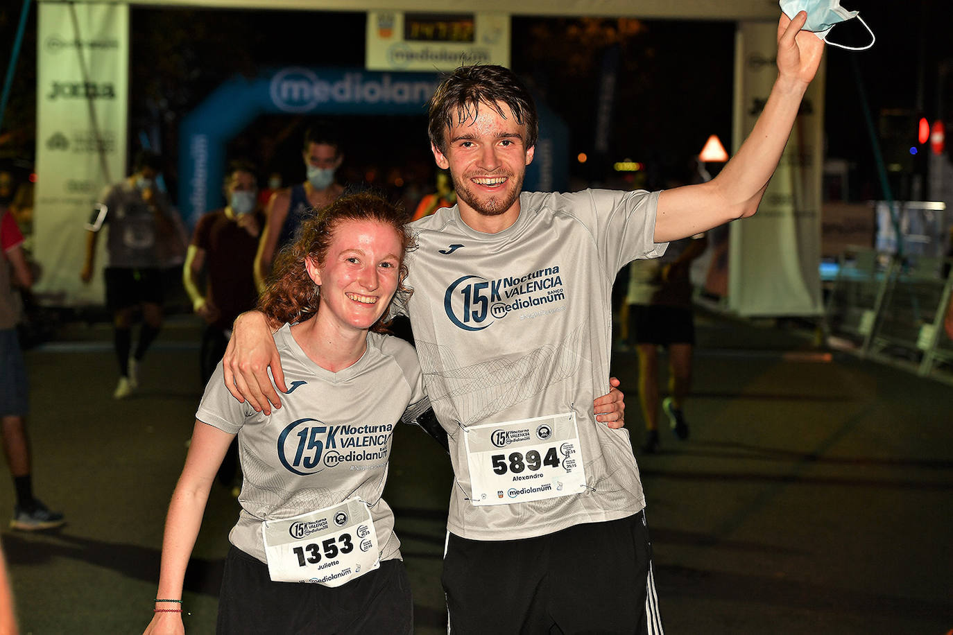 La carrera 15K Nocturna València Banco Mediolanum recorrió este sábado por la noche las calles de la ciudad. La prueba ha contado con cerca de 6.000 participantes y medidas de seguridad sanitarias, se ha celebrado finalmente tras dos años de parón por la pandemia. El keniata Emmanuel Moi Maru ha logrado la mejor marca de la carrera siendo el primer clasificado en categoría masculina con un tiempo de 42:14, mejor marca mundial del año.