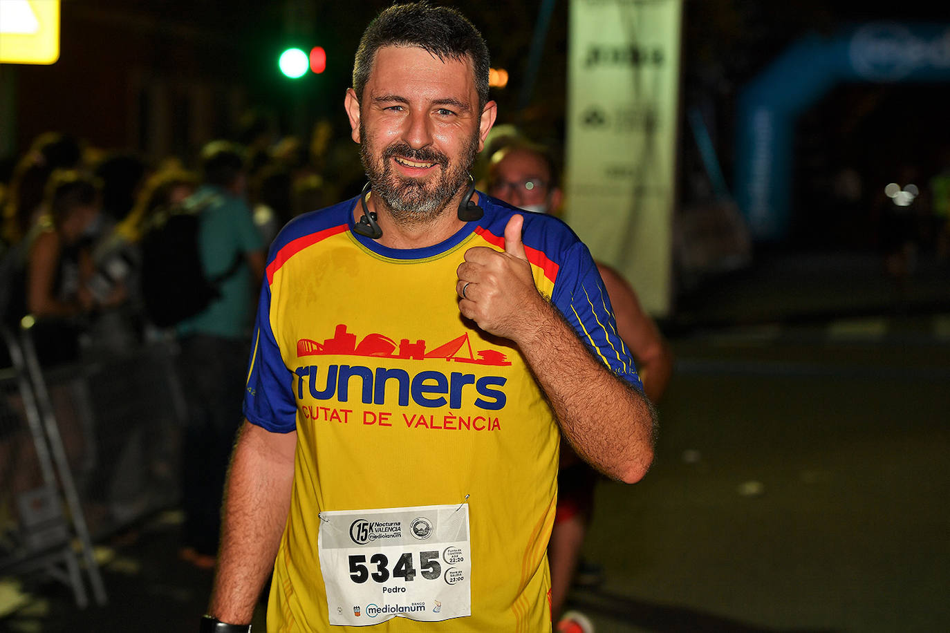 La carrera 15K Nocturna València Banco Mediolanum recorrió este sábado por la noche las calles de la ciudad. La prueba ha contado con cerca de 6.000 participantes y medidas de seguridad sanitarias, se ha celebrado finalmente tras dos años de parón por la pandemia. El keniata Emmanuel Moi Maru ha logrado la mejor marca de la carrera siendo el primer clasificado en categoría masculina con un tiempo de 42:14, mejor marca mundial del año.