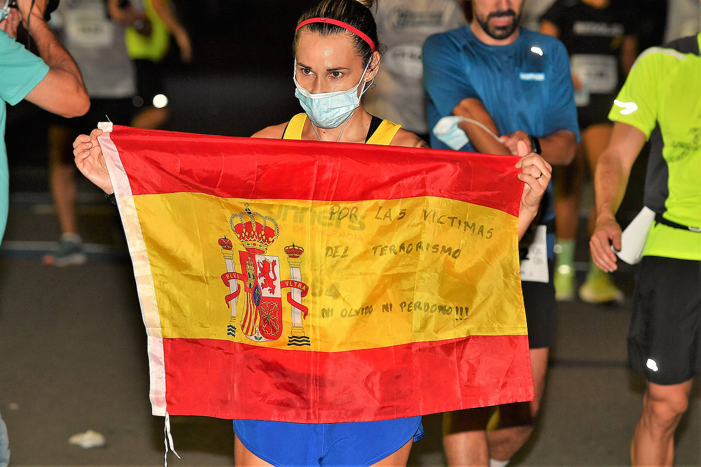 La carrera 15K Nocturna València Banco Mediolanum recorrió este sábado por la noche las calles de la ciudad. La prueba ha contado con cerca de 6.000 participantes y medidas de seguridad sanitarias, se ha celebrado finalmente tras dos años de parón por la pandemia. El keniata Emmanuel Moi Maru ha logrado la mejor marca de la carrera siendo el primer clasificado en categoría masculina con un tiempo de 42:14, mejor marca mundial del año.