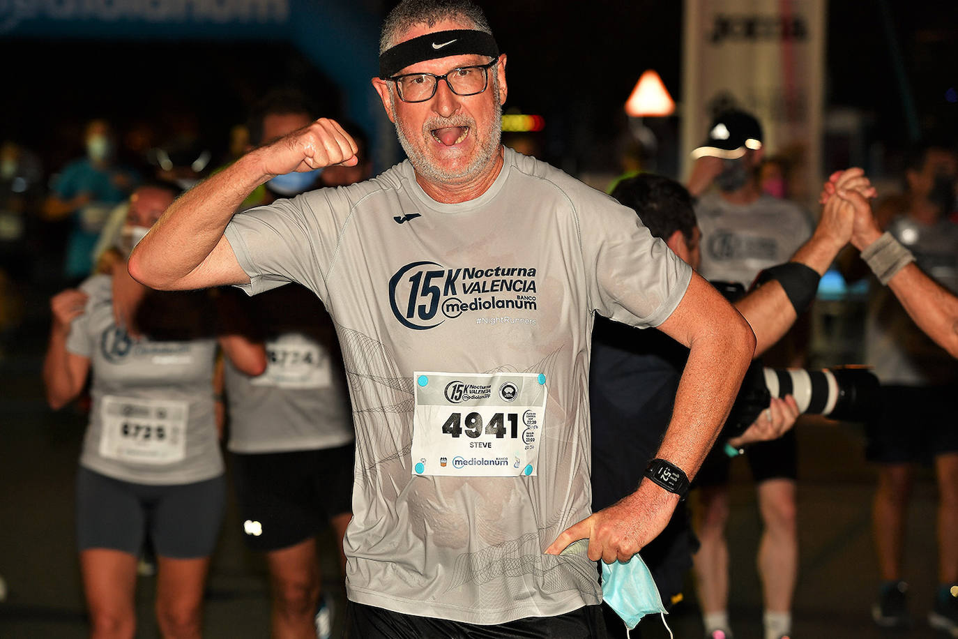 La carrera 15K Nocturna València Banco Mediolanum recorrió este sábado por la noche las calles de la ciudad. La prueba ha contado con cerca de 6.000 participantes y medidas de seguridad sanitarias, se ha celebrado finalmente tras dos años de parón por la pandemia. El keniata Emmanuel Moi Maru ha logrado la mejor marca de la carrera siendo el primer clasificado en categoría masculina con un tiempo de 42:14, mejor marca mundial del año.