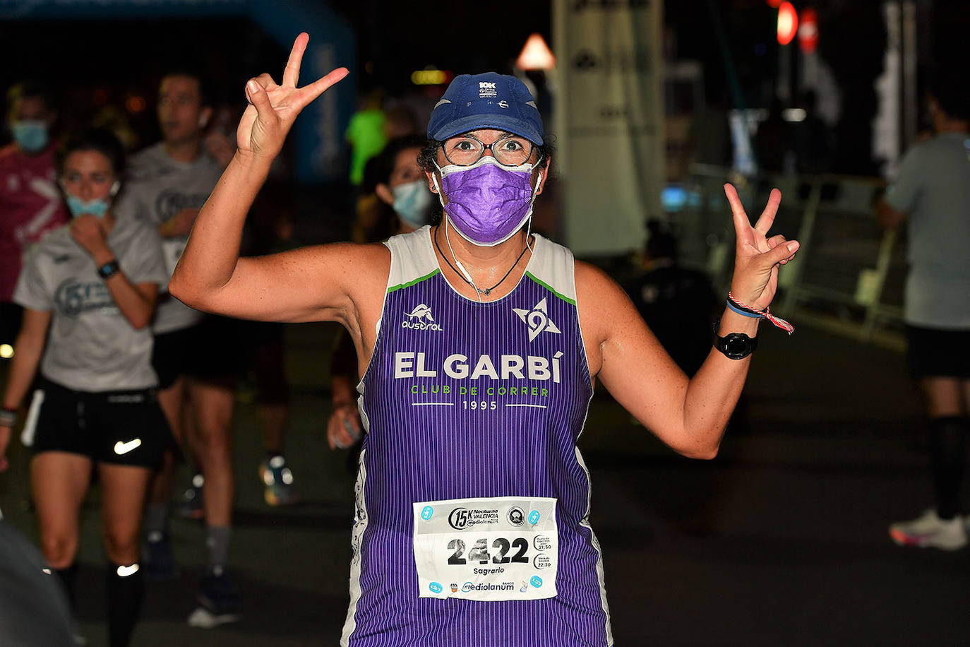 La carrera 15K Nocturna València Banco Mediolanum recorrió este sábado por la noche las calles de la ciudad. La prueba ha contado con cerca de 6.000 participantes y medidas de seguridad sanitarias, se ha celebrado finalmente tras dos años de parón por la pandemia. El keniata Emmanuel Moi Maru ha logrado la mejor marca de la carrera siendo el primer clasificado en categoría masculina con un tiempo de 42:14, mejor marca mundial del año.