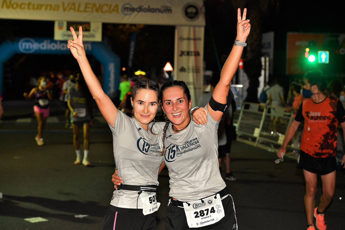 La carrera 15K Nocturna València Banco Mediolanum recorrió este sábado por la noche las calles de la ciudad. La prueba ha contado con cerca de 6.000 participantes y medidas de seguridad sanitarias, se ha celebrado finalmente tras dos años de parón por la pandemia. El keniata Emmanuel Moi Maru ha logrado la mejor marca de la carrera siendo el primer clasificado en categoría masculina con un tiempo de 42:14, mejor marca mundial del año.