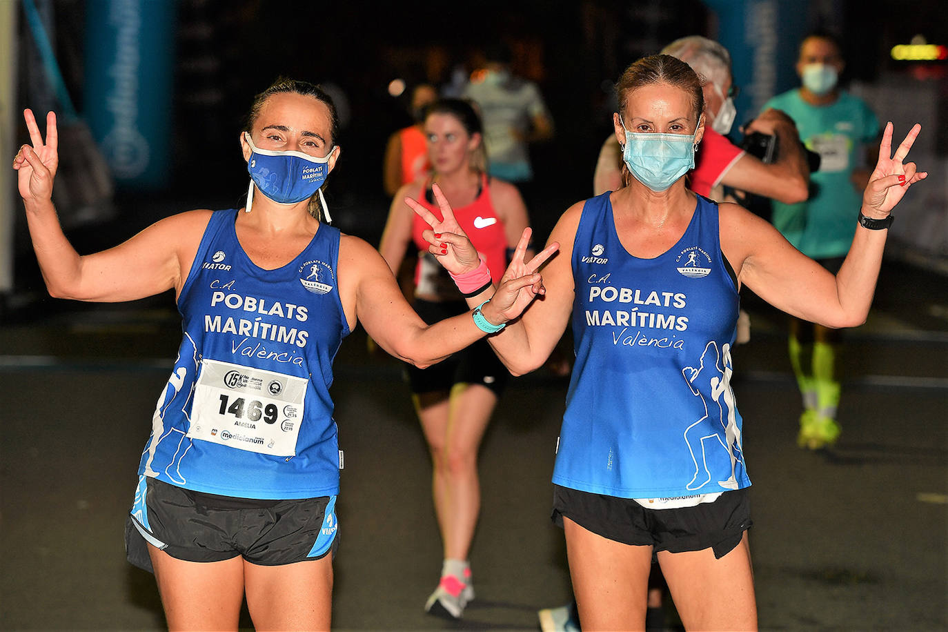 La carrera 15K Nocturna València Banco Mediolanum recorrió este sábado por la noche las calles de la ciudad. La prueba ha contado con cerca de 6.000 participantes y medidas de seguridad sanitarias, se ha celebrado finalmente tras dos años de parón por la pandemia. El keniata Emmanuel Moi Maru ha logrado la mejor marca de la carrera siendo el primer clasificado en categoría masculina con un tiempo de 42:14, mejor marca mundial del año.