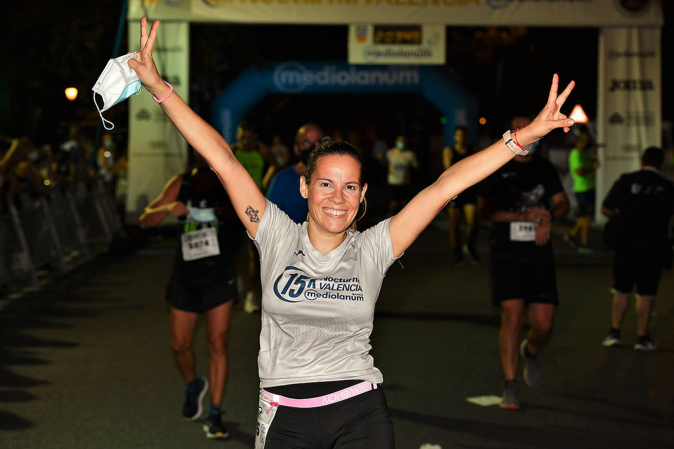 La carrera 15K Nocturna València Banco Mediolanum recorrió este sábado por la noche las calles de la ciudad. La prueba ha contado con cerca de 6.000 participantes y medidas de seguridad sanitarias, se ha celebrado finalmente tras dos años de parón por la pandemia. El keniata Emmanuel Moi Maru ha logrado la mejor marca de la carrera siendo el primer clasificado en categoría masculina con un tiempo de 42:14, mejor marca mundial del año.