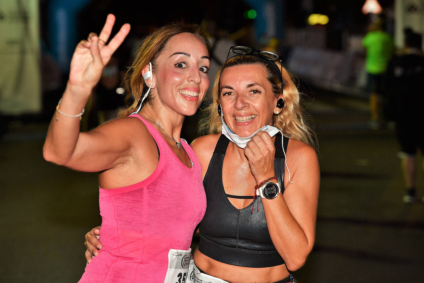 La carrera 15K Nocturna València Banco Mediolanum recorrió este sábado por la noche las calles de la ciudad. La prueba ha contado con cerca de 6.000 participantes y medidas de seguridad sanitarias, se ha celebrado finalmente tras dos años de parón por la pandemia. El keniata Emmanuel Moi Maru ha logrado la mejor marca de la carrera siendo el primer clasificado en categoría masculina con un tiempo de 42:14, mejor marca mundial del año.