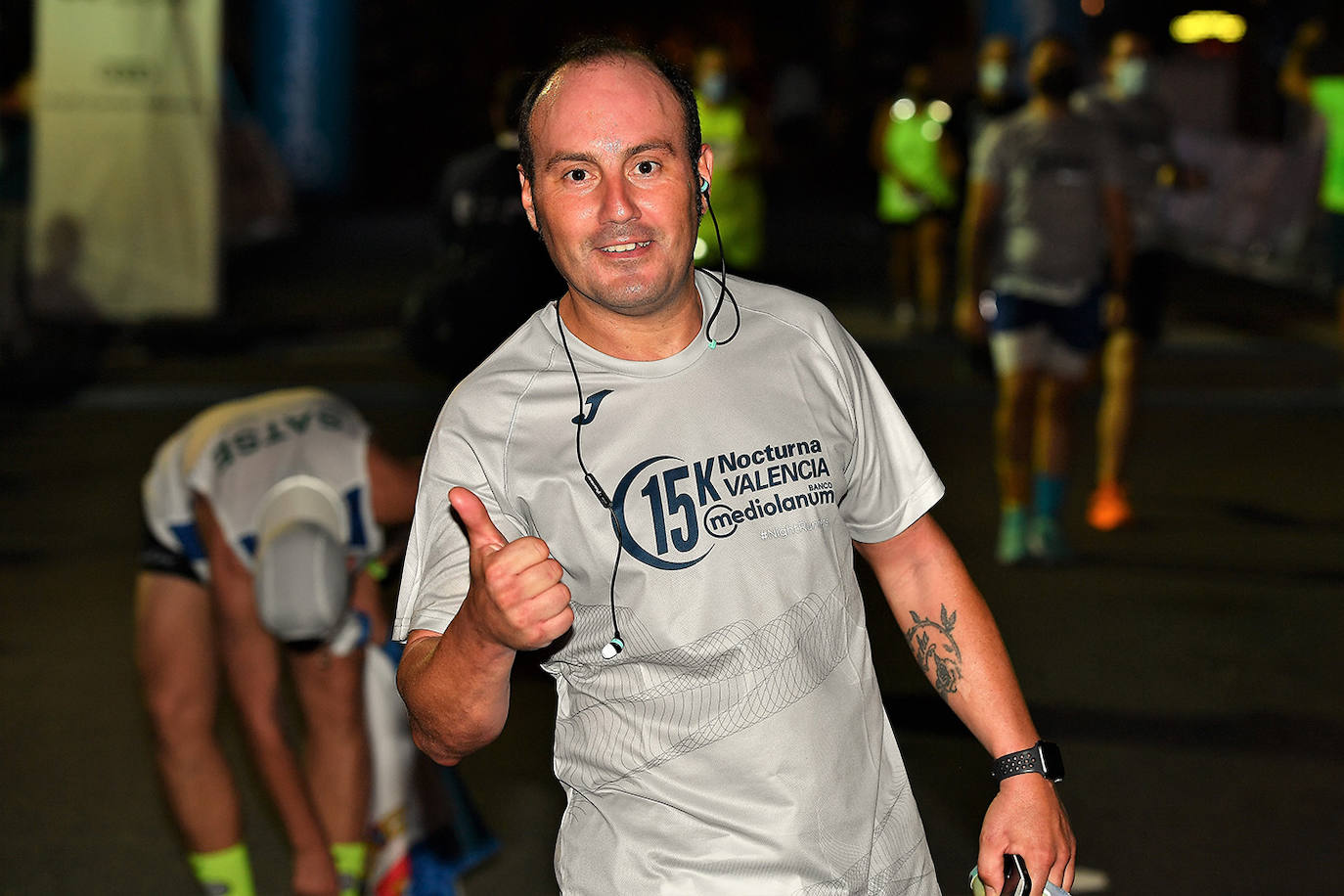 La carrera 15K Nocturna València Banco Mediolanum recorrió este sábado por la noche las calles de la ciudad. La prueba ha contado con cerca de 6.000 participantes y medidas de seguridad sanitarias, se ha celebrado finalmente tras dos años de parón por la pandemia. El keniata Emmanuel Moi Maru ha logrado la mejor marca de la carrera siendo el primer clasificado en categoría masculina con un tiempo de 42:14, mejor marca mundial del año.