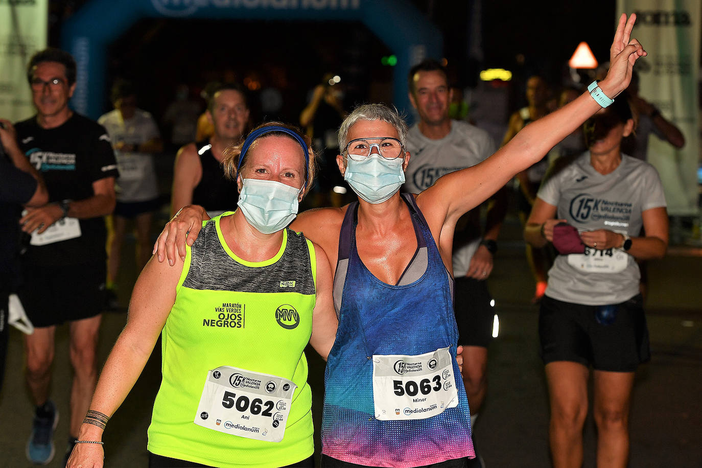 La carrera 15K Nocturna València Banco Mediolanum recorrió este sábado por la noche las calles de la ciudad. La prueba ha contado con cerca de 6.000 participantes y medidas de seguridad sanitarias, se ha celebrado finalmente tras dos años de parón por la pandemia. El keniata Emmanuel Moi Maru ha logrado la mejor marca de la carrera siendo el primer clasificado en categoría masculina con un tiempo de 42:14, mejor marca mundial del año.