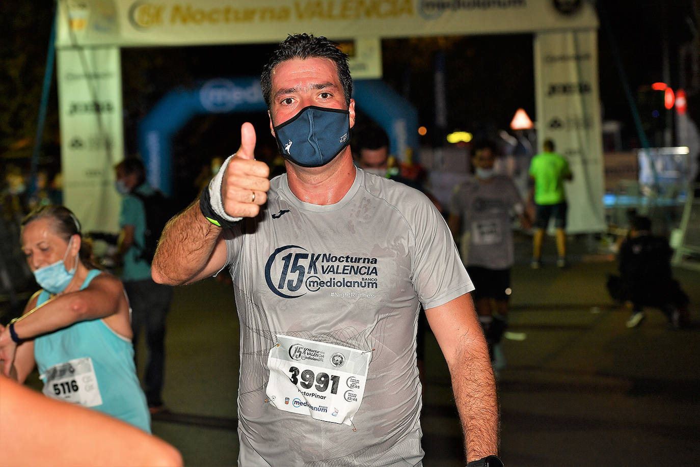 La carrera 15K Nocturna València Banco Mediolanum recorrió este sábado por la noche las calles de la ciudad. La prueba ha contado con cerca de 6.000 participantes y medidas de seguridad sanitarias, se ha celebrado finalmente tras dos años de parón por la pandemia. El keniata Emmanuel Moi Maru ha logrado la mejor marca de la carrera siendo el primer clasificado en categoría masculina con un tiempo de 42:14, mejor marca mundial del año.