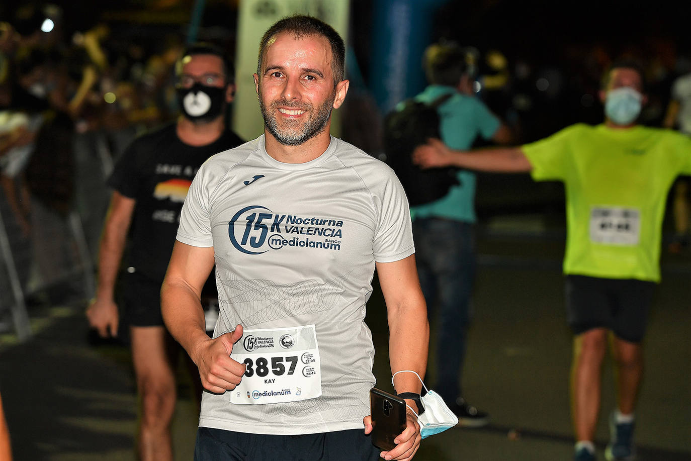 La carrera 15K Nocturna València Banco Mediolanum recorrió este sábado por la noche las calles de la ciudad. La prueba ha contado con cerca de 6.000 participantes y medidas de seguridad sanitarias, se ha celebrado finalmente tras dos años de parón por la pandemia. El keniata Emmanuel Moi Maru ha logrado la mejor marca de la carrera siendo el primer clasificado en categoría masculina con un tiempo de 42:14, mejor marca mundial del año.