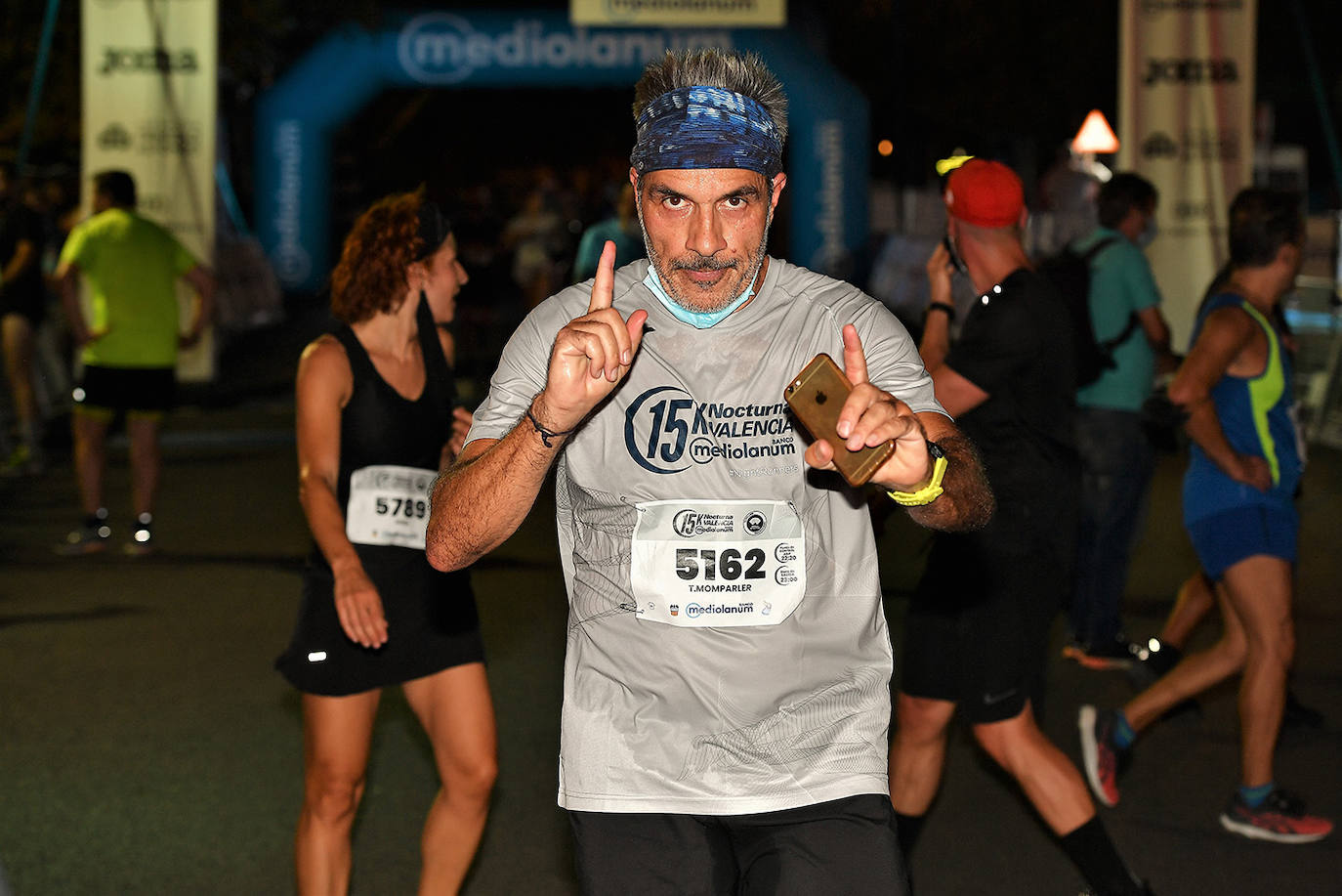 La carrera 15K Nocturna València Banco Mediolanum recorrió este sábado por la noche las calles de la ciudad. La prueba ha contado con cerca de 6.000 participantes y medidas de seguridad sanitarias, se ha celebrado finalmente tras dos años de parón por la pandemia. El keniata Emmanuel Moi Maru ha logrado la mejor marca de la carrera siendo el primer clasificado en categoría masculina con un tiempo de 42:14, mejor marca mundial del año.