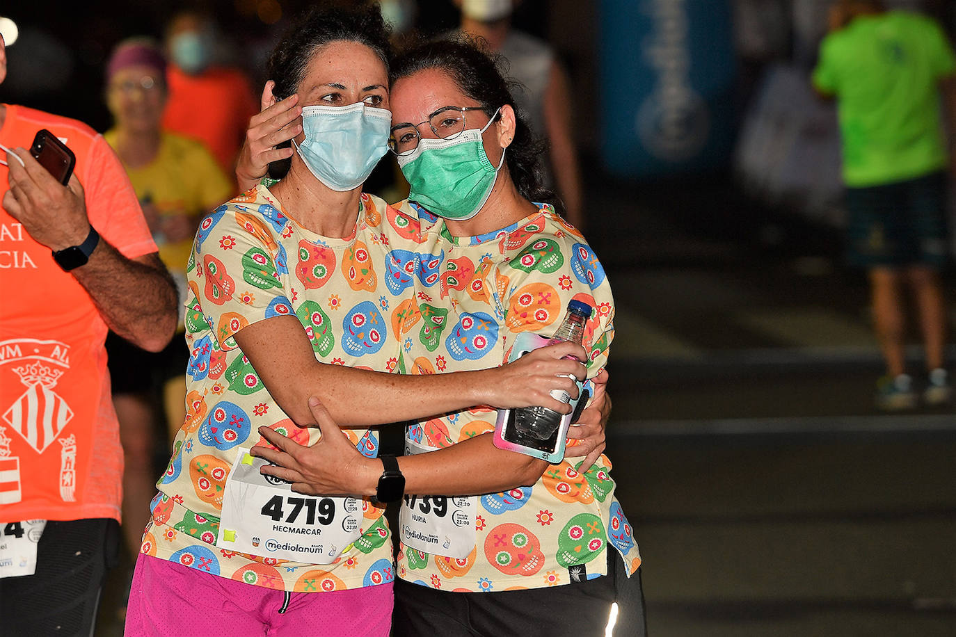 La carrera 15K Nocturna València Banco Mediolanum recorrió este sábado por la noche las calles de la ciudad. La prueba ha contado con cerca de 6.000 participantes y medidas de seguridad sanitarias, se ha celebrado finalmente tras dos años de parón por la pandemia. El keniata Emmanuel Moi Maru ha logrado la mejor marca de la carrera siendo el primer clasificado en categoría masculina con un tiempo de 42:14, mejor marca mundial del año.