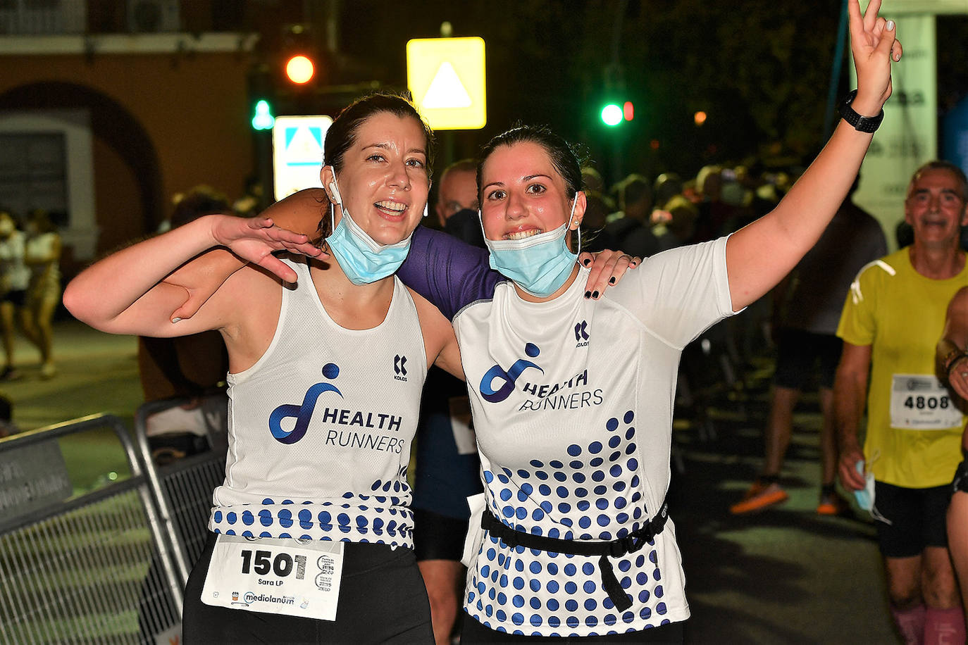 La carrera 15K Nocturna València Banco Mediolanum recorrió este sábado por la noche las calles de la ciudad. La prueba ha contado con cerca de 6.000 participantes y medidas de seguridad sanitarias, se ha celebrado finalmente tras dos años de parón por la pandemia. El keniata Emmanuel Moi Maru ha logrado la mejor marca de la carrera siendo el primer clasificado en categoría masculina con un tiempo de 42:14, mejor marca mundial del año.