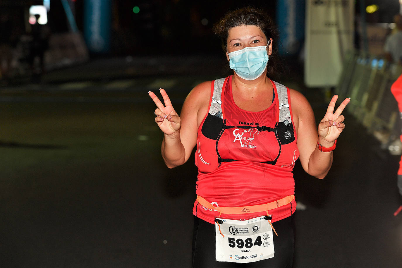 La carrera 15K Nocturna València Banco Mediolanum recorrió este sábado por la noche las calles de la ciudad. La prueba ha contado con cerca de 6.000 participantes y medidas de seguridad sanitarias, se ha celebrado finalmente tras dos años de parón por la pandemia. El keniata Emmanuel Moi Maru ha logrado la mejor marca de la carrera siendo el primer clasificado en categoría masculina con un tiempo de 42:14, mejor marca mundial del año.