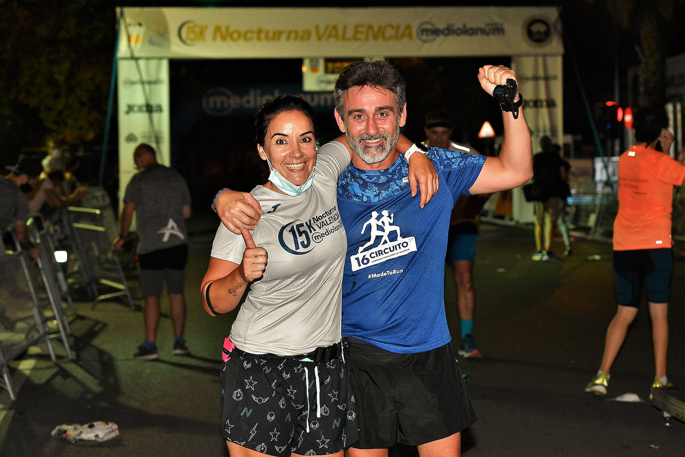 La carrera 15K Nocturna València Banco Mediolanum recorrió este sábado por la noche las calles de la ciudad. La prueba ha contado con cerca de 6.000 participantes y medidas de seguridad sanitarias, se ha celebrado finalmente tras dos años de parón por la pandemia. El keniata Emmanuel Moi Maru ha logrado la mejor marca de la carrera siendo el primer clasificado en categoría masculina con un tiempo de 42:14, mejor marca mundial del año.