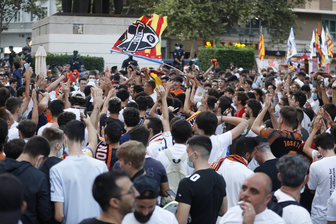 Fotos: Valencia CF - Real Madrid: Ambiente en Mestalla