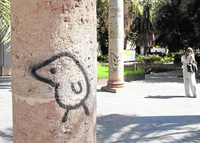 Imagen secundaria 1 - Pintadas en la estación del Norte, en el Jardín del Hospital y en la entrada de Viveros.