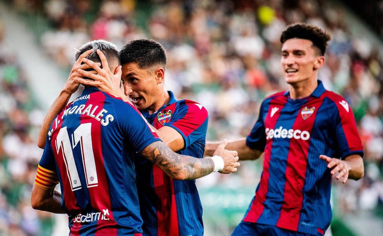 Pablo Martínez felicita a Morales por su gol ante el Elche.