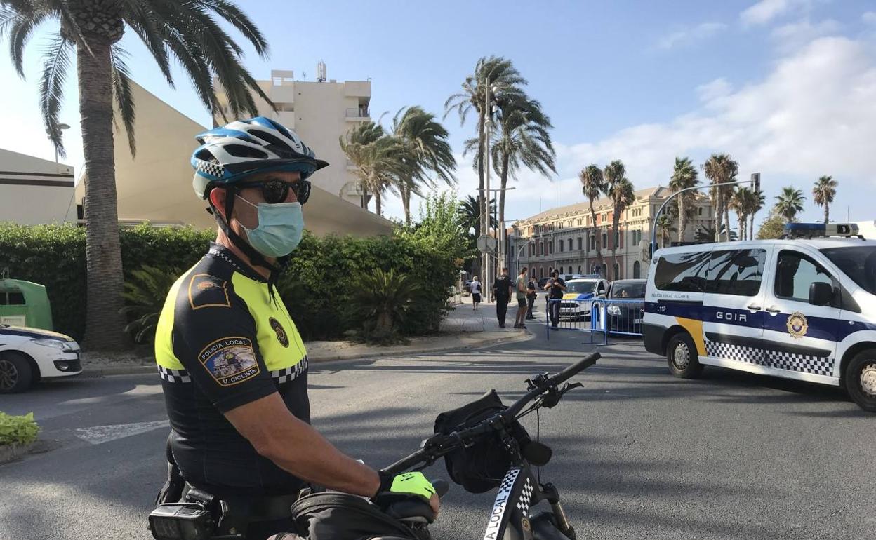 Un Policía Local en el litoral de la capital alicantina. 