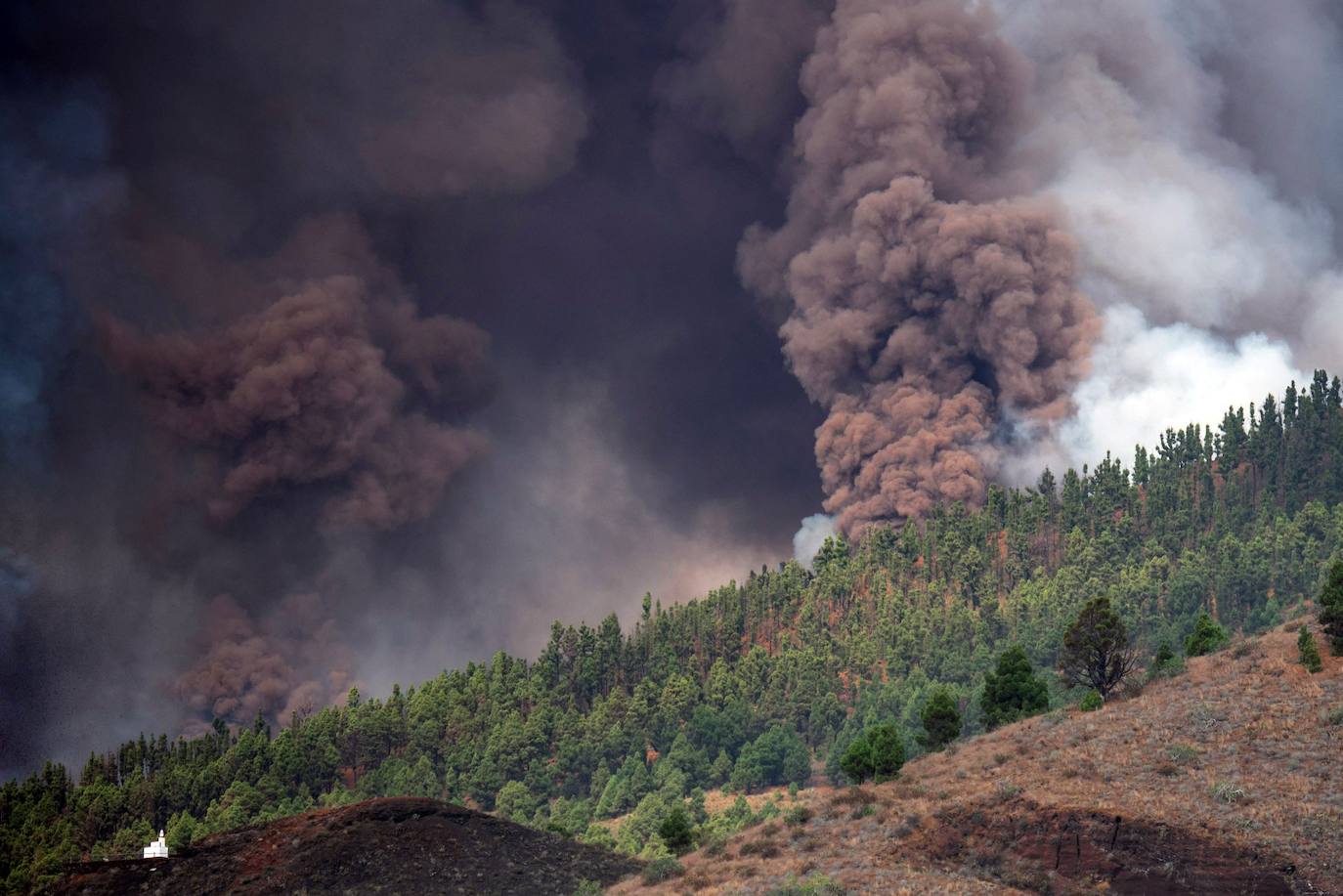 La ladera se llena de lava y miles de vecinos han sido desalojados