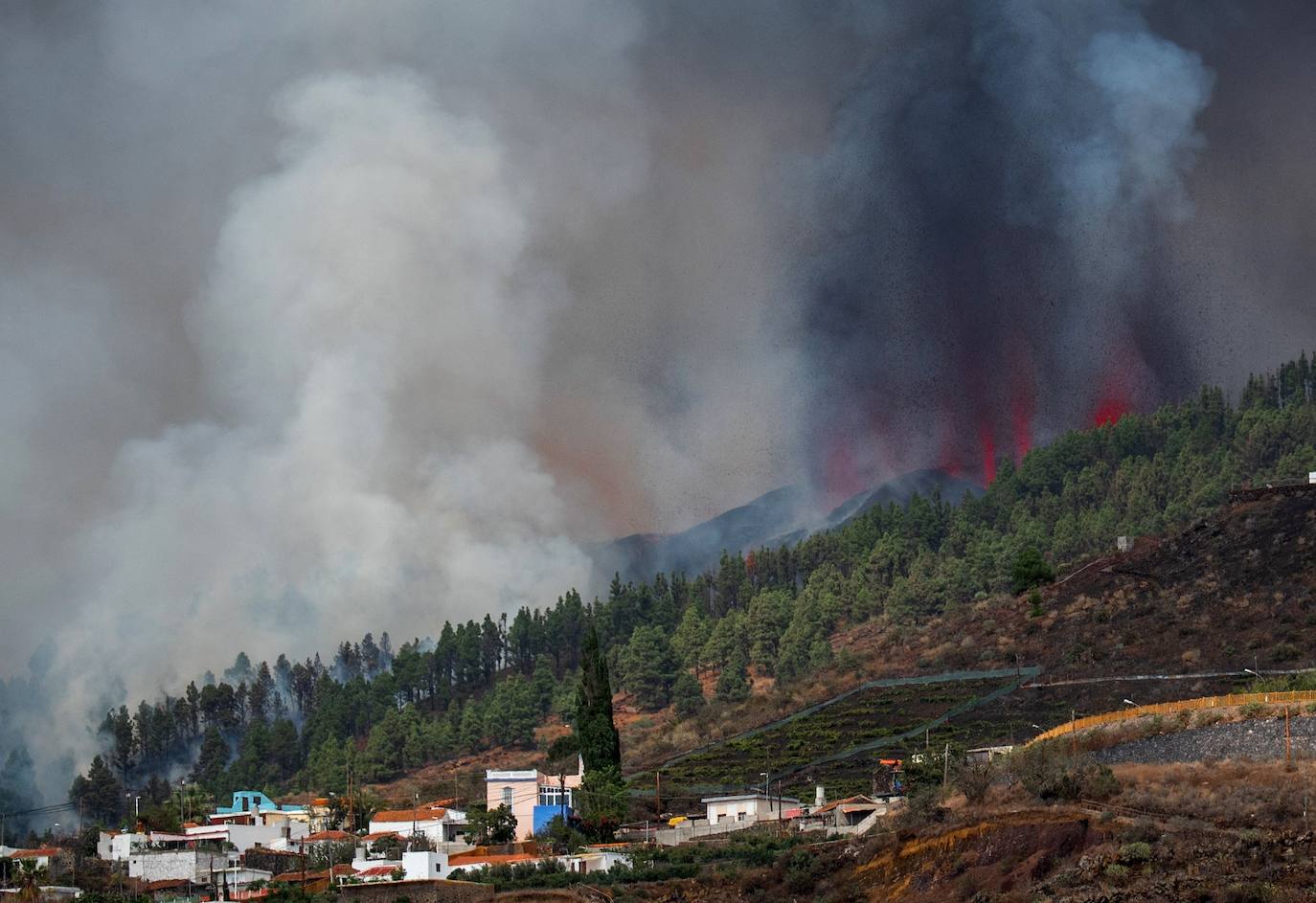 La ladera se llena de lava y miles de vecinos han sido desalojados