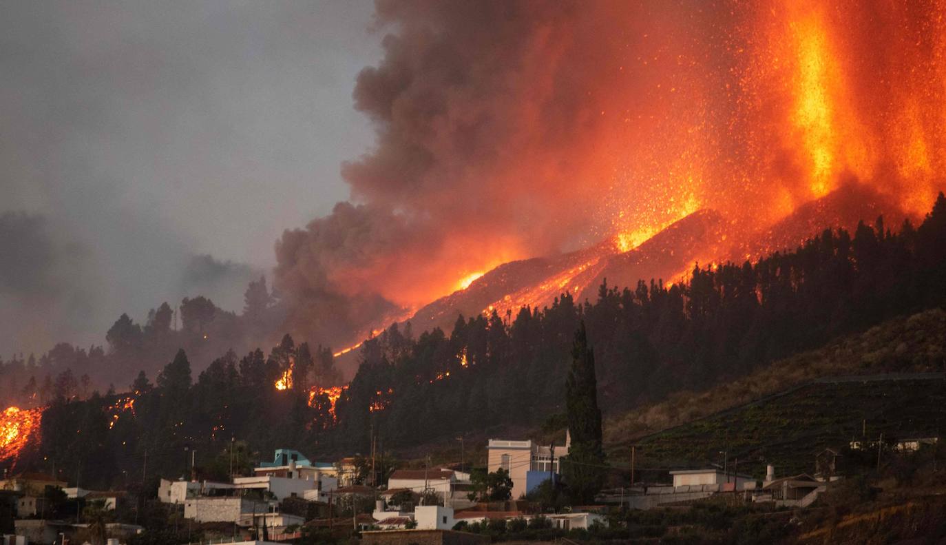 La ladera se llena de lava y miles de vecinos han sido desalojados