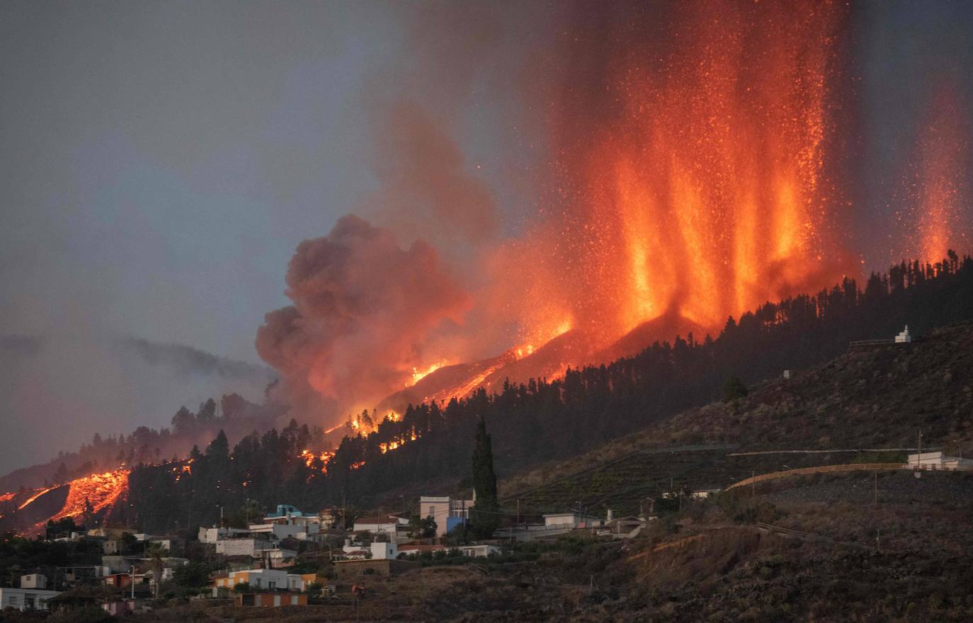 La ladera se llena de lava y miles de vecinos han sido desalojados