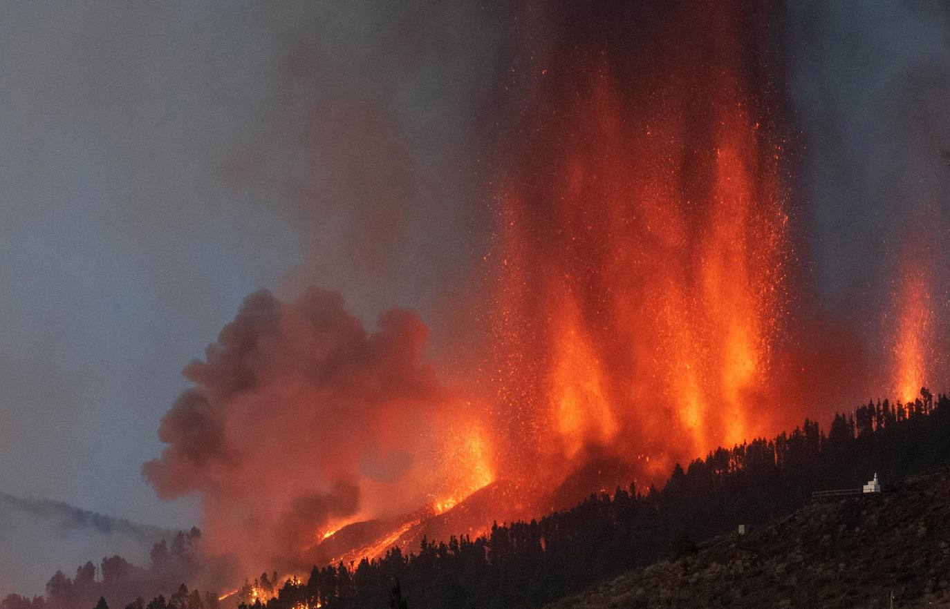 La ladera se llena de lava y miles de vecinos han sido desalojados