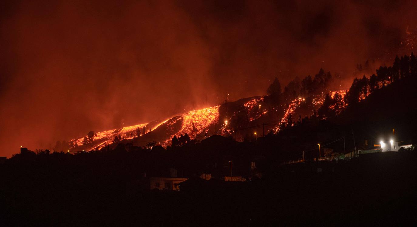 La ladera se llena de lava y miles de vecinos han sido desalojados