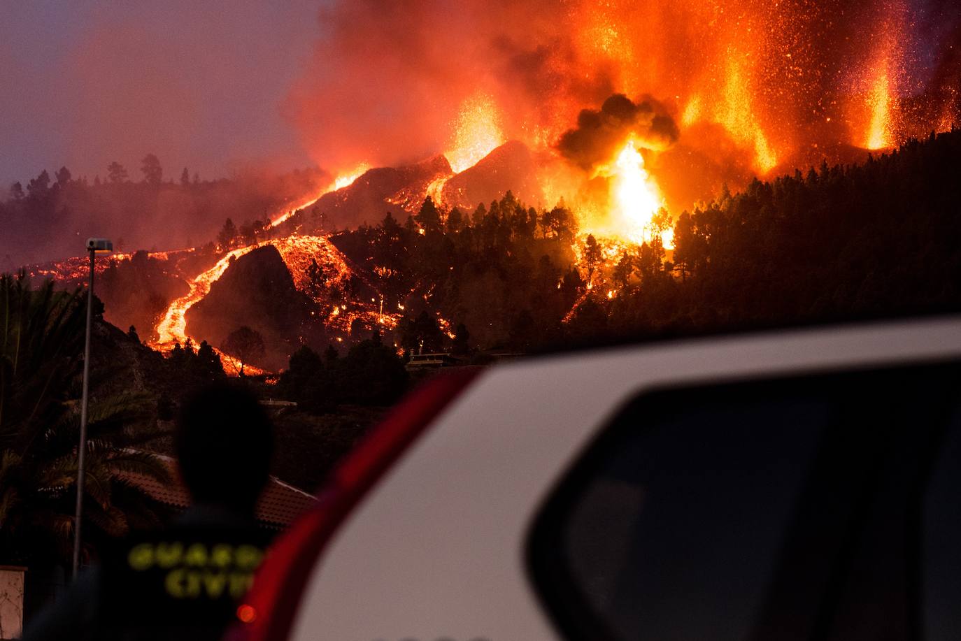 La ladera se llena de lava y miles de vecinos han sido desalojados