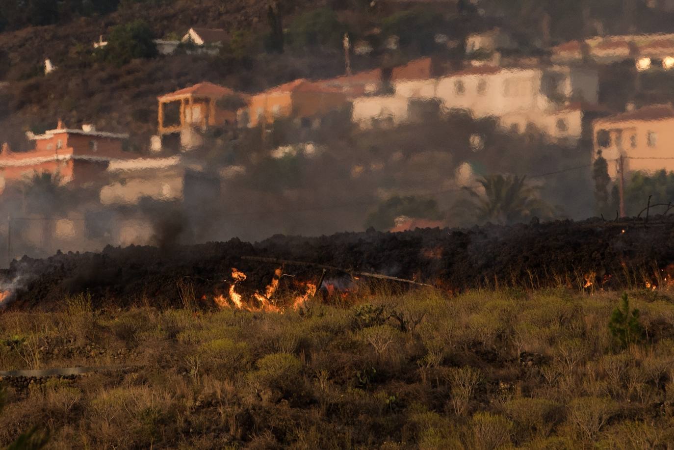 La ladera se llena de lava y miles de vecinos han sido desalojados